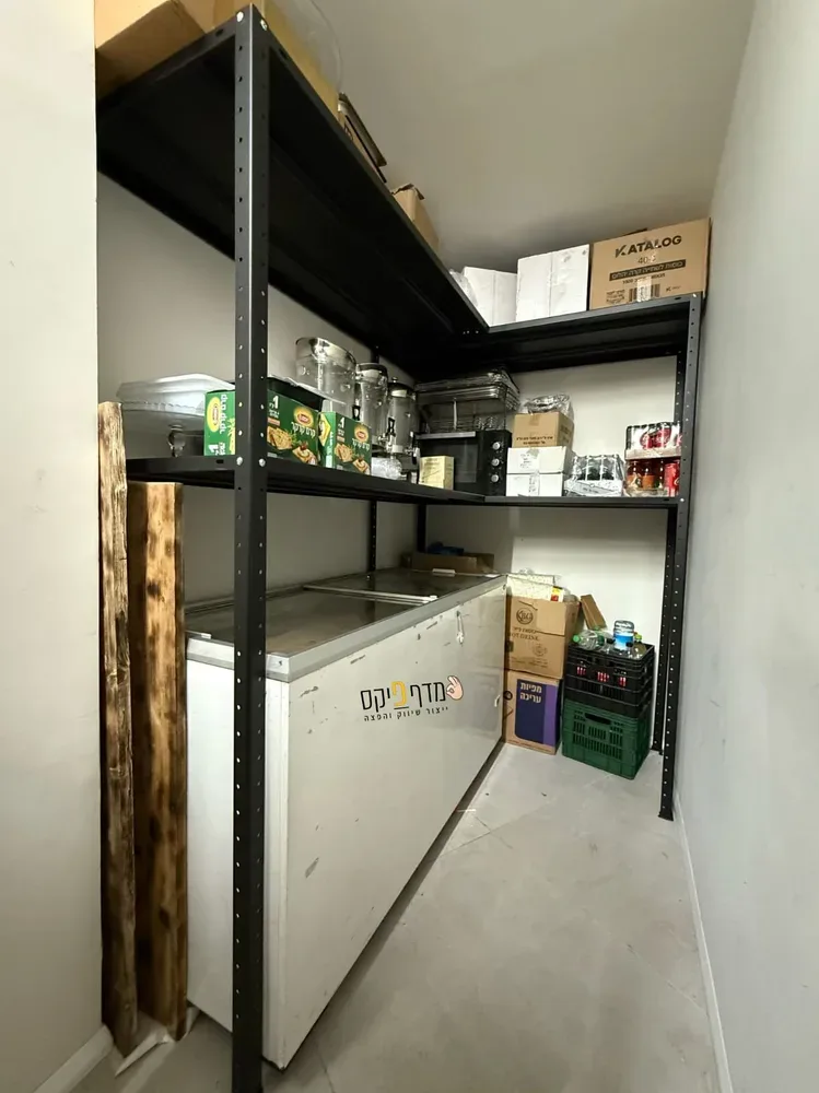 מדפים שחורים