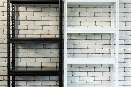 מדפי מתכת DIY: כך תחסכו מאות שקלים בסידור המחסן