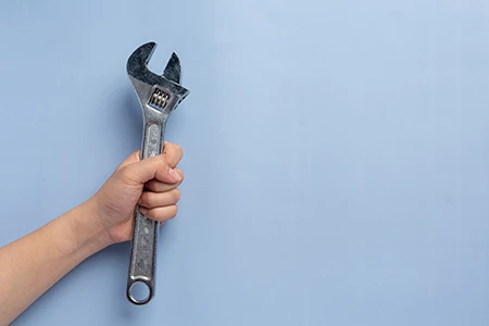 קיבוע מדפי מתכת לקיר: המדריך לבטיחות ויציבות